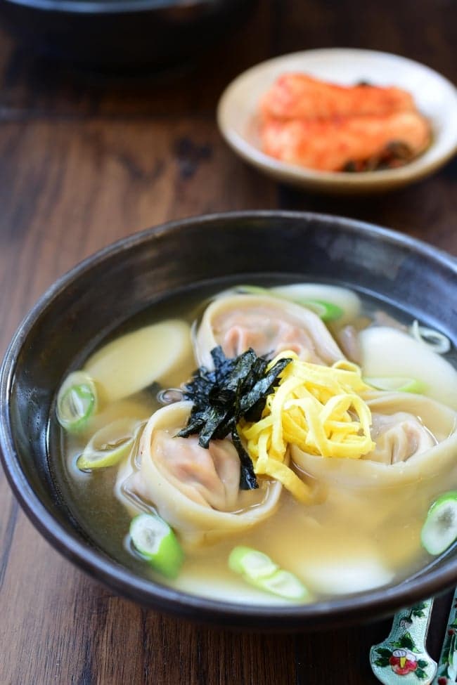 Tteok Mandu Guk (Rice Cake Soup with Dumplings)